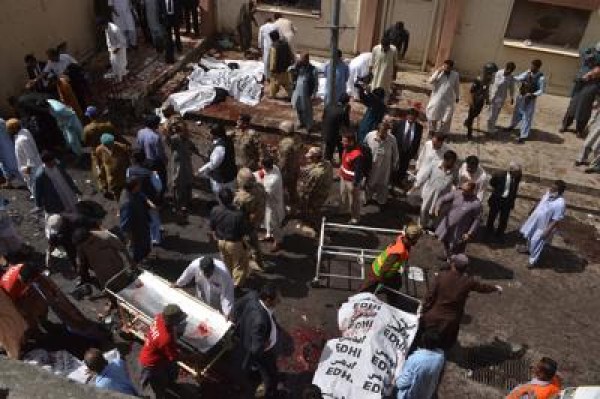 Attacco contro ospedale in Pakistan: oltre 90 morti. Isis rivendica la strage