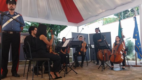 Escuela de Música Mozarteum Caracas dirigida por Elizabeth Marischal encanto en el dia de Italia
