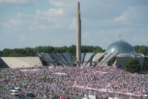 Bielorussia: marcia per la libertà a Minsk. Lukashenko: &#039;Il voto è valido&#039;