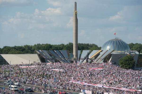 Bielorussia: marcia per la libertà a Minsk. Lukashenko: &#039;Il voto è valido&#039;