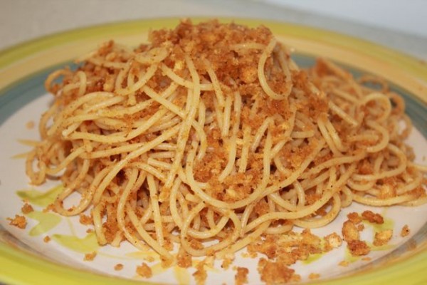 Spaghetti con anchoas y pan rallado