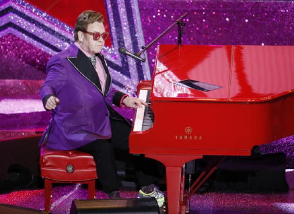 Elton John ferma concerto, ha polmonite Ad Auckland, il cantante a metà performance perde la voce
