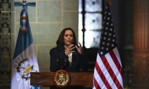 Kamala Harris in Guatemala: &quot;Migranti, non venite negli Usa&quot;