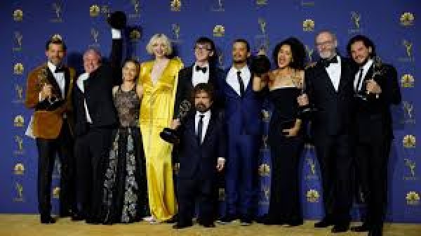 De izquierda a derecha, los actores Kristofer Hivju, Kit Harington y Emilia Clarke, en una escena de «Game of Thrones» 