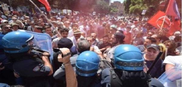 in questa foto di Repubblica del 2016 la manifestazione contro Renzi