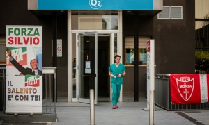 L&#039;ingresso dell&#039;ospedale San Raffaele di Milano con un cartellone di solidarietà a Silvio Berlusconi  