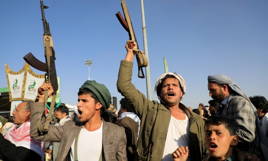 I ribelli Houthu protestano contro i raid anglo-americani  