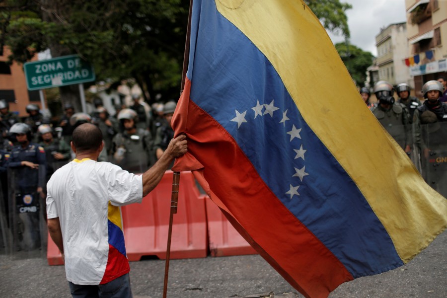 Venezolanos piden en los cuarteles que cese el apoyo militar a Maduro