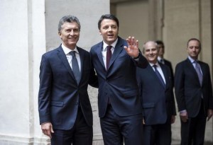 Macri durante una visita a Roma junto a Renzi