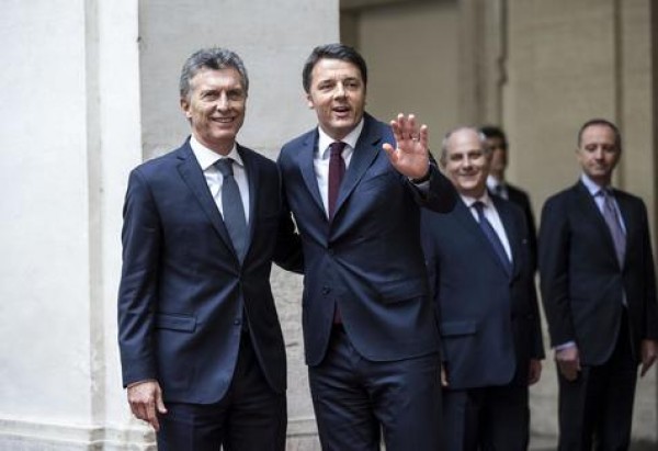Macri durante una visita a Roma junto a Renzi