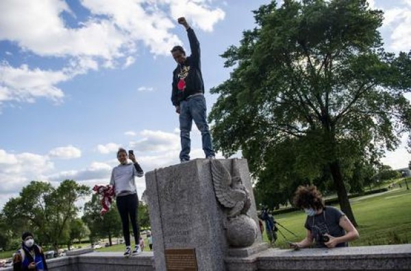 Rimossa statua Colombo, Trump twitta la foto. In Minnesota. &#039;Scolpita e regalata da immigrato italiano&#039;