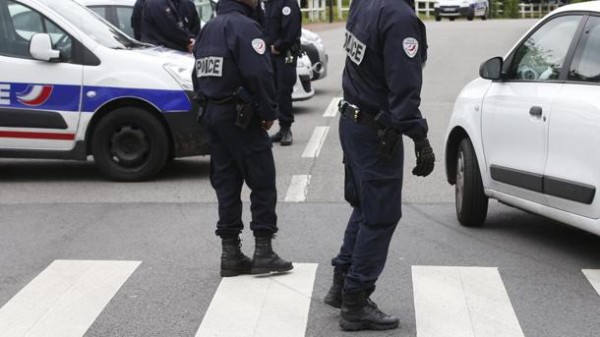 Molotov contro polizia a Parigi, due agenti gravi