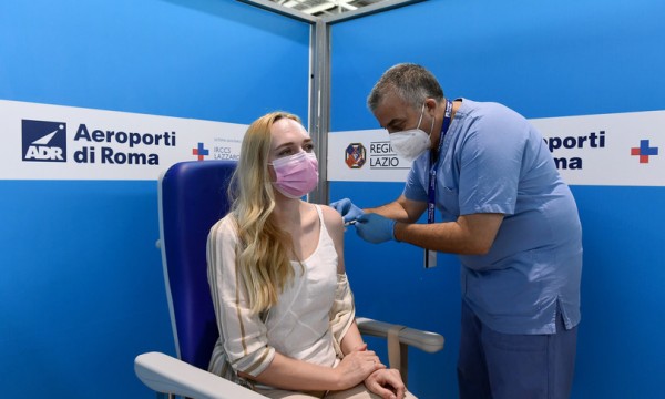 Vaccino: in Italia oltre 71 milioni di dosi ma 4,4 milioni over 50 scoperti