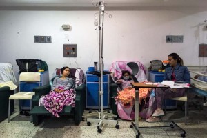 Dos niñas reciben quimioterapia en el Hospital de Niños “Dr. JM de los Ríos” en Caracas el 10 de abril de 2018