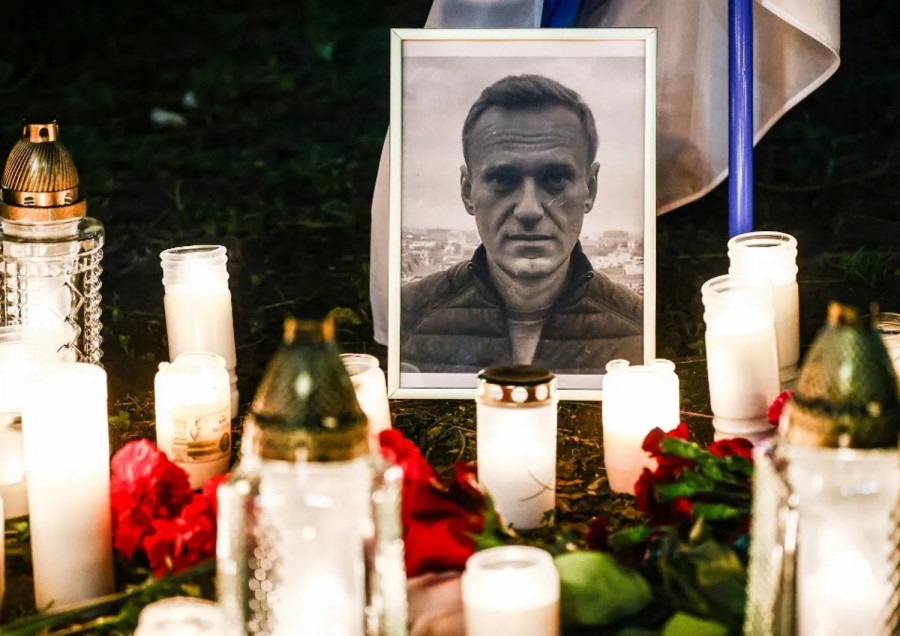 La famiglia accusa: &quot;Navalny assassinato&quot;. Ma per il Cremlino è stata morte improvvisa