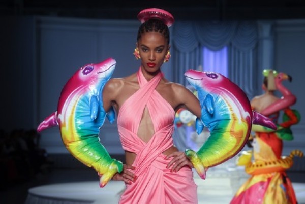 Moschino in versione &#039;gonfiabile&#039; tra cigni e delfini