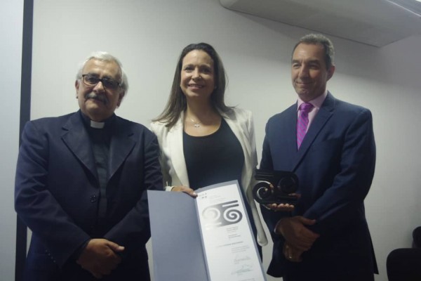 María Corina recibe premio Valores Democráticos de la UCAB: “Estamos en una ruptura histórica radical”