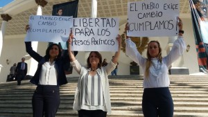Esposas de presos políticos piden su libertad en la Asamblea Nacional