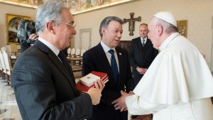 Pope meets Colombian leaders divided over FARC peace deal