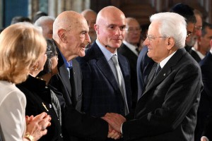 Sergio Mattarella (izquierda) junto a un sobreviviente del Holocausto, Sami Modiano, en la celebración por el Día de la Memoria 