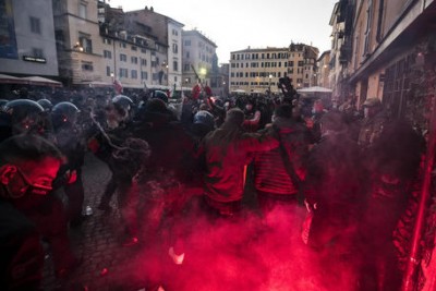 Sovranisti e movimenti in piazza, tafferugli a Roma