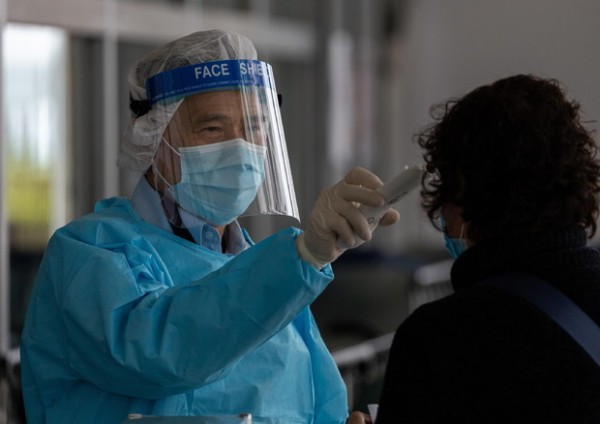 Non infetto 17enne italiano rimasto in Cina. Più medici negli aeroporti, si aggravano le condizioni dei coniugi cinesi ricoverati allo Spallanzani.