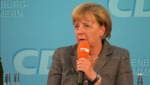 Merkel: &quot;Chi indossa il burka non può integrarsi in Germania, non sono i rifugiati ad aver portato da noi il terrorismo&quot;