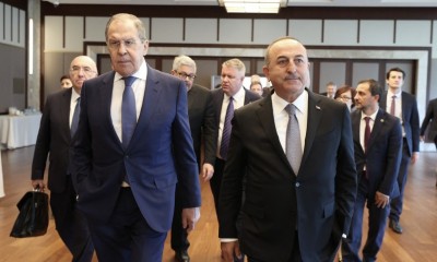 Il ministro degli Esteri turco Mevlut Cavusoglu e il ministro degli Esteri russo Sergey Lavrov  