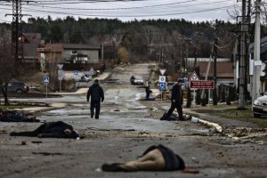 Il massacro di Bucha tra morti in strada, fosse comuni e cittadini giustiziati: “Crimini di guerra russi”