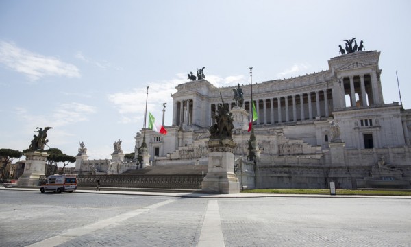 Fumogeni all&#039;Altare della Patria. La Russa e Sangiuliano: &quot;Atto inaccettabile&quot;