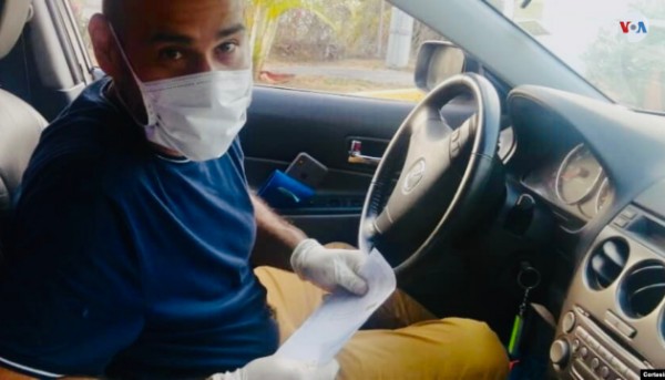 Jhon Jiménez, taxista venezolano, contó a la VOA las peripecias que hace para seguir trabajando en Venezuela [Foto: Fabiana Rondón]   