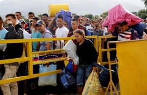 Ciudadanos venezolanos cruzan el Puente Internacional Simón Bolívar hacia Colombia