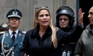 La presidenta interina de Bolivia, Jeanine Áñez, participa en una ceremonia con la policía frente al Palacio Presidencial, en La Paz, Bolivia, 13 de noviembre de 2019.
