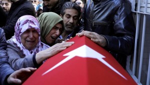 Attentato di Istanbul: l&#039;addio alle vittime turche. Salvi cinque italiani
