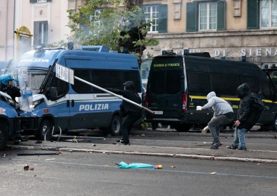  Lancio di oggetti contro la polizia