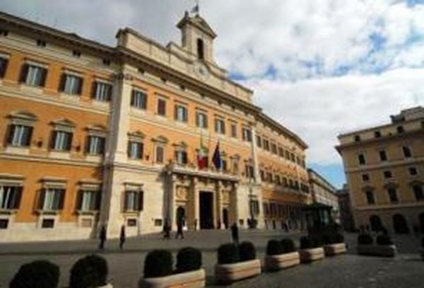 Totalmente priva di bussola, la politica italiana vive di episodi, fughe in avanti, fascinazioni momentanee