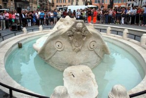 Roma, turista americano fa il bagno nella Barcaccia: 450 euro di multa