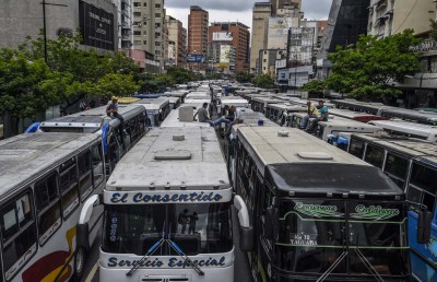 Paro de transporte colapsa sectores de Caracas Transportistas exigen aumento de tarifas