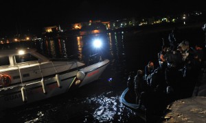 Lampedusa, porto, nella foto alcuni sbarchi al molo di notte, motovedetta della guardia costiera