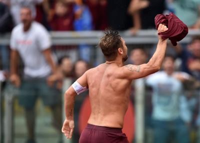 Francesco Totti sotto la curva della Roma dopo il gol del 3-2 alla Sampdoria
