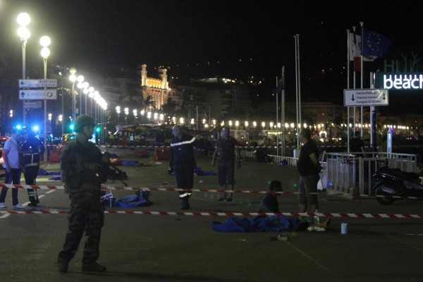 Strage di Nizza: tir sulla folla, 80 morti. A zig zag per uccidere più persone