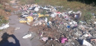 Ancora una volta, si lasciano i residui dei rifiuti di lato al Residence Pezza Villa (LAMA), di fronte al Parco Giochi della Gioia