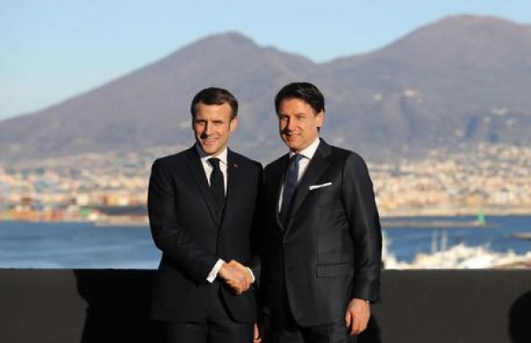 Vertice con Macron a Napoli. Il presidente francese: &#039;Serve flessibilità e risposte Ue&#039; Conte: chiudere le frontiere un danno irreversibile. Salvini da Mattarella: &quot;Far ripartire l&#039;Italia&quot;