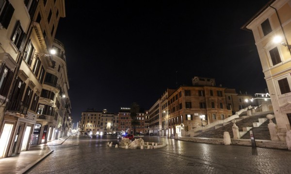 Una notte a Roma con il coprifuoco - Piazza di Spagna