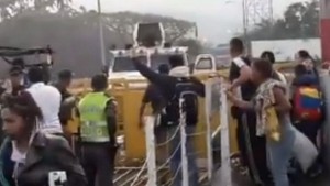 Venezuela: tensione a confine Colombia Prime defezioni dei militari, scappano 3 blindati della Guardia Nazionale