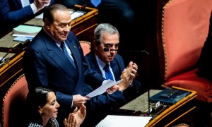Berlusconi in Senato dopo 9 anni. Cita il &#039;94 e &#039;investe&#039; Meloni