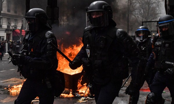 Polizia antisommossa francese a Parigi