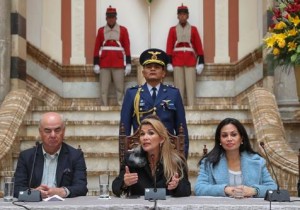 Conferencia de prensa del gobierno interino, presidenta Jeanine Anez en el centro de la escena 