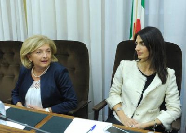 Assessore all&#039;Ambiente Paola Muraro e Virginia Raggi Sindaco di Roma