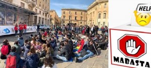 Bullismo: Polizia e Mabasta insieme per “Una vita da social” A Lecce e Gallipoli il truck attrezzato ed il gazebo rosso